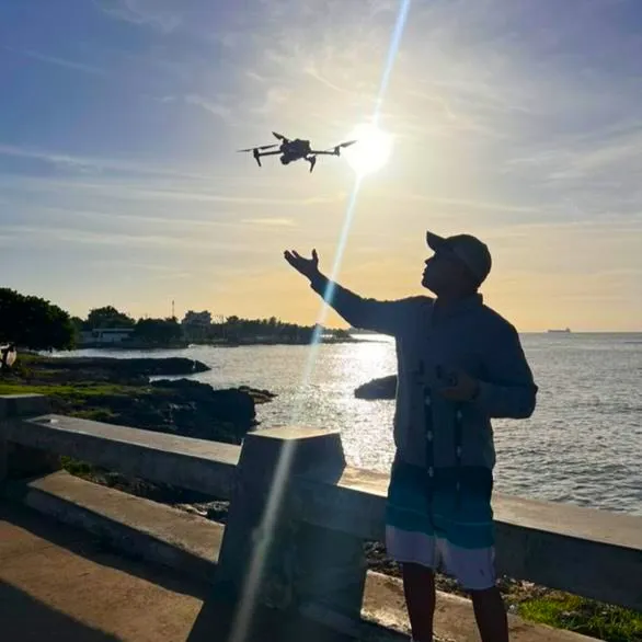 Kenny Díaz, piloto certificado de AeroVision Studio, volando un drone junto al mar